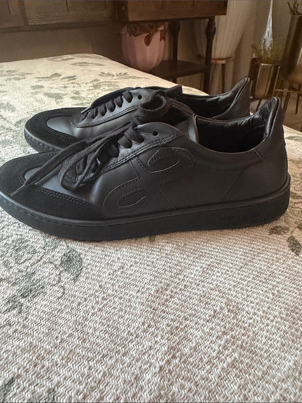 Men's Black Low-Top Lace-Up Sneakers